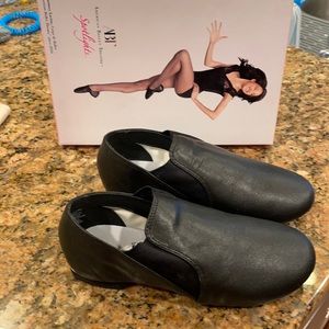 NWT Girls Jazz Shoes, size 2